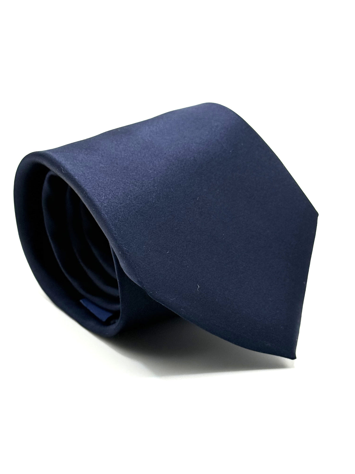 Corbata de seda Eduardo azul marino lisa, con un brillo suave